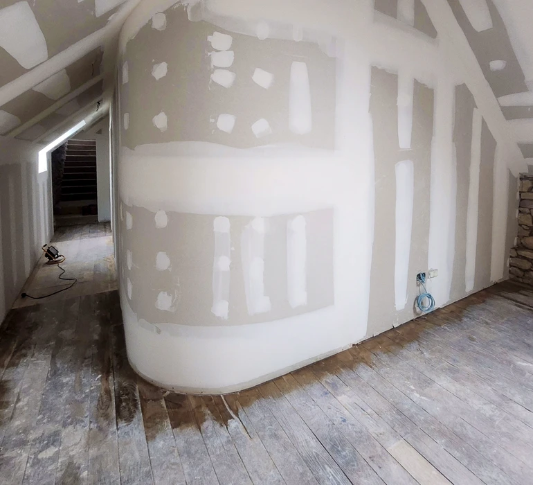Intérieur en cours de rénovation, pièce vide avec plancher bois brut