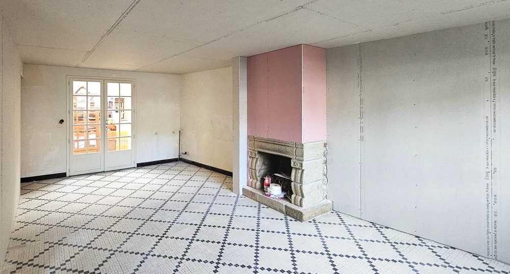 Pièce en cours de rénovation, vide et non meublée