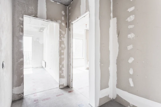 Int&eacute;rieur en cours de r&eacute;novation avec cloisons en plaques de pl&acirc;tre partiellement enduites