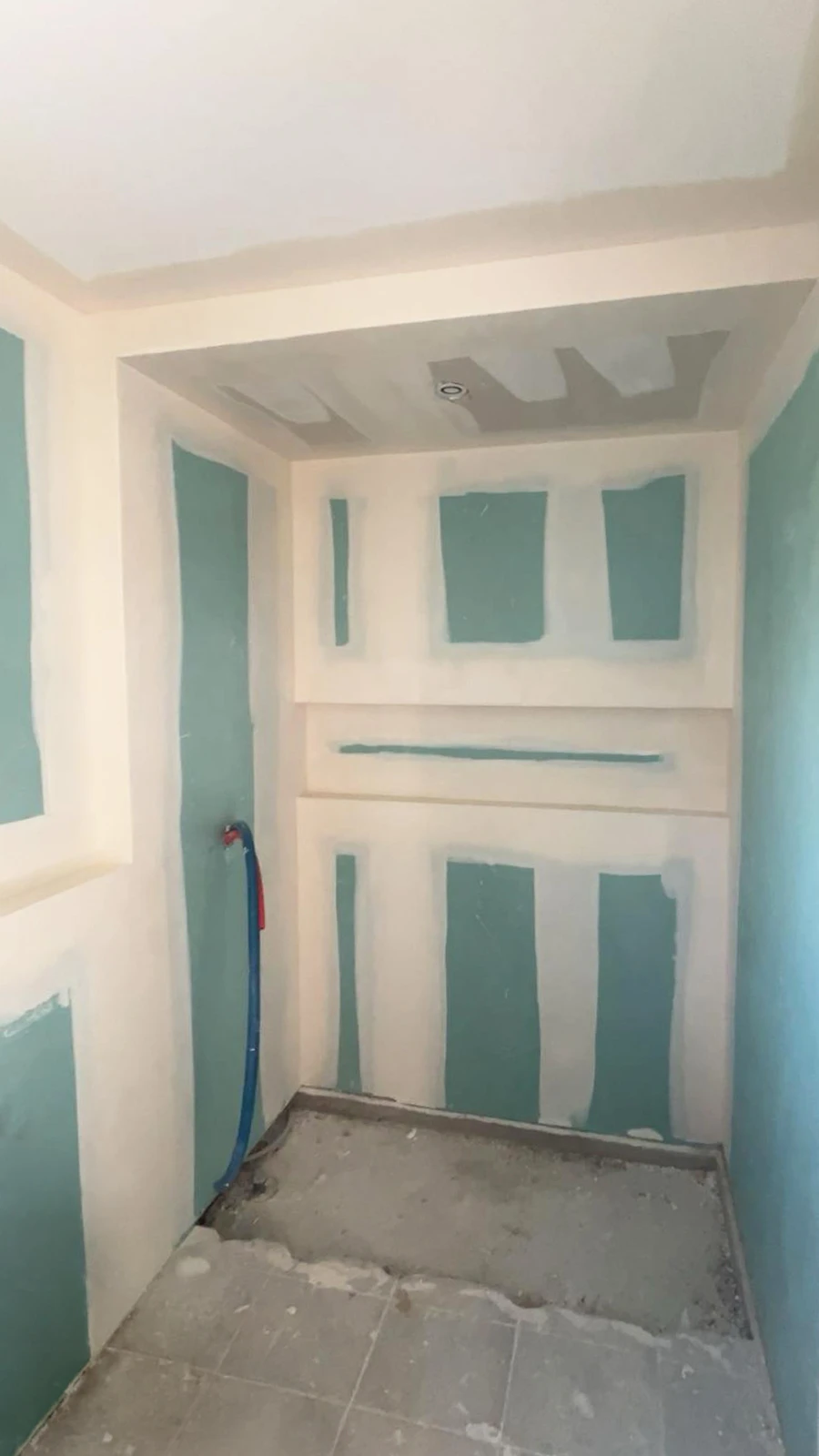 Chantier de construction en phase de second œuvre, vue intérieure d'une pièce type salle de bain