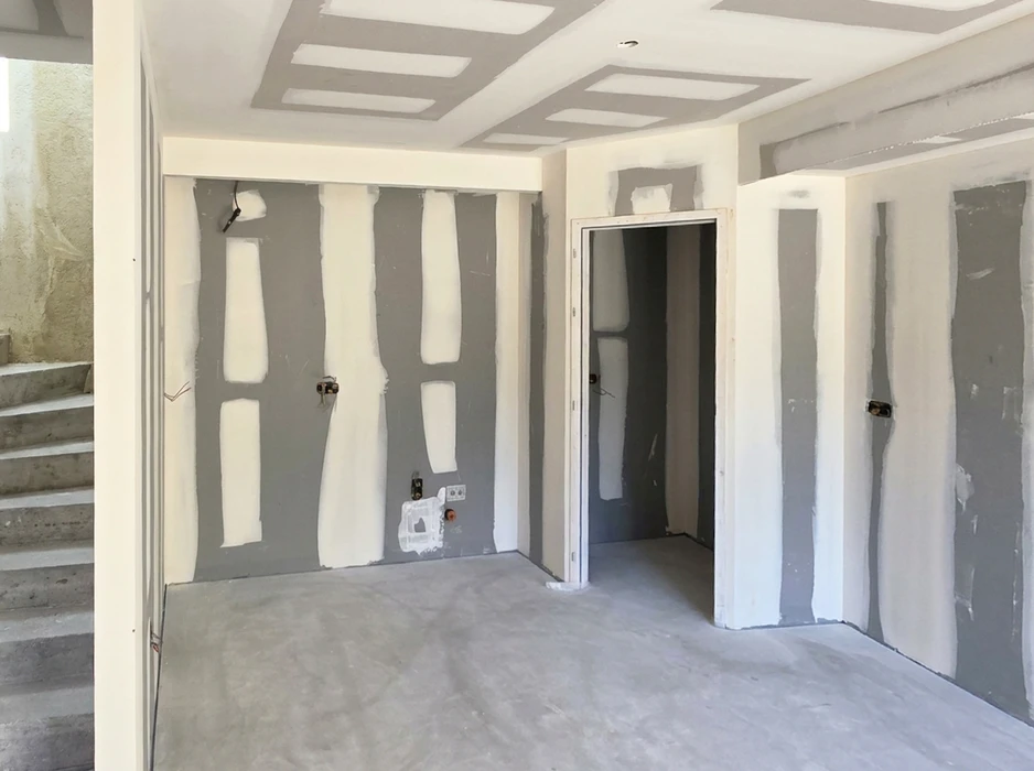 Chantier de construction en phase de second œuvre, vue intérieure d'une pièce type salle de bain