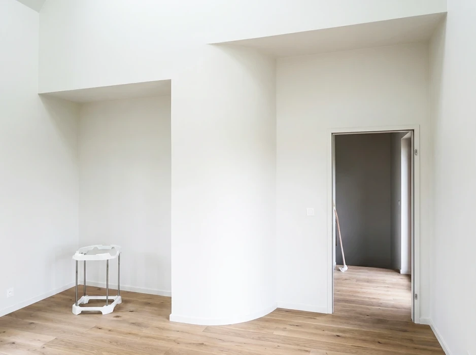 Chantier de rénovation intérieure, pièce mansardée avec plancher bois ancien