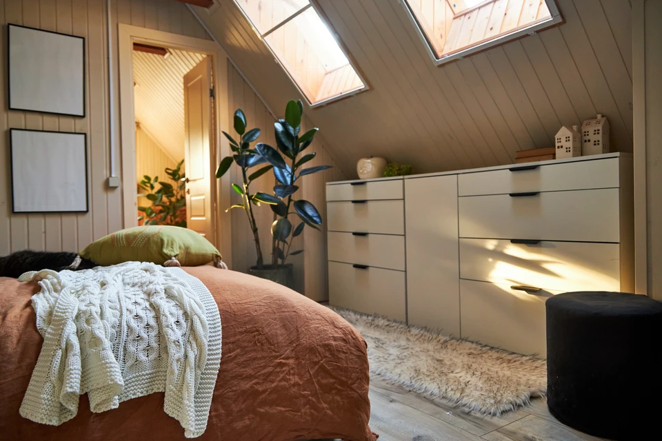 Intérieur mansardé moderne avec fenêtres de toit ouvrantes