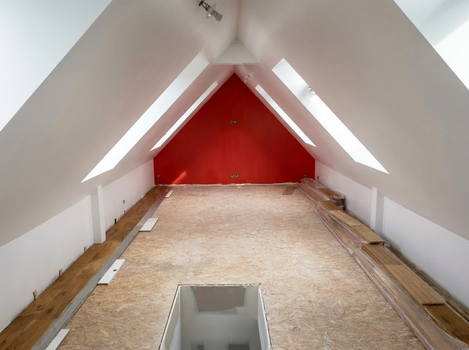 Combles aménageables en cours de rénovation avec charpente bois apparente et isolation sous-toiture