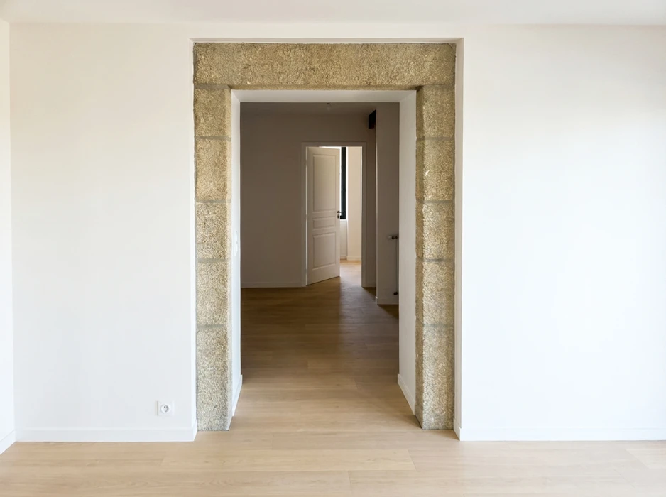 Intérieur d'une extension en cours de construction, vue longitudinale