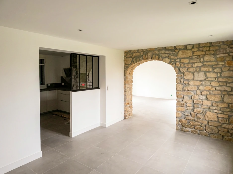 Intérieur en cours de rénovation, pièce vide avec plancher bois brut