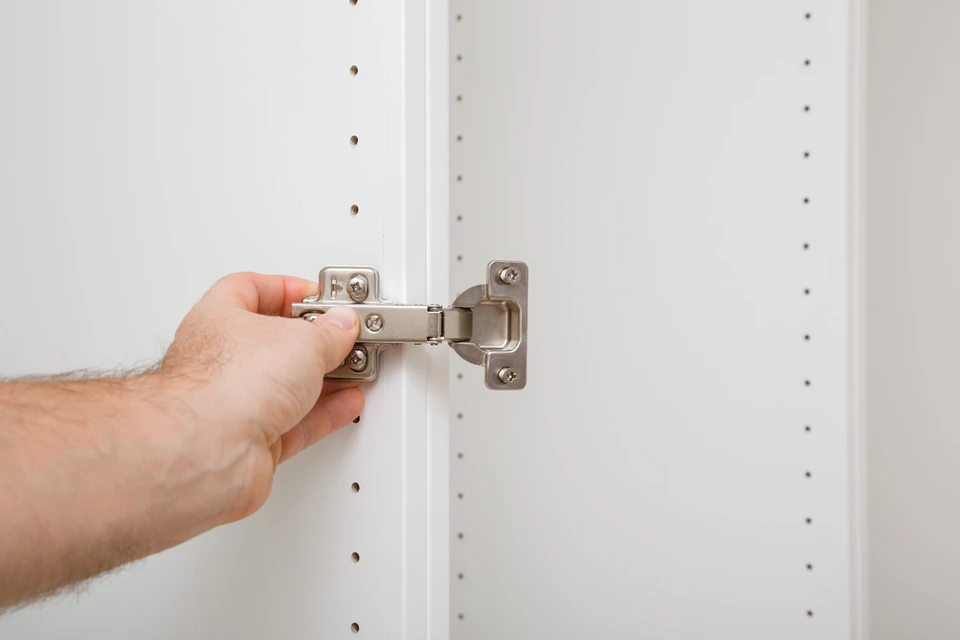 Intérieur résidentiel, mains d'artisan installant une serrure de porte