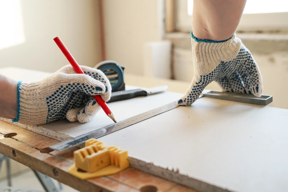 Plafond suspendu avec lampes halogènes et construction de parois sèches dans la chambre