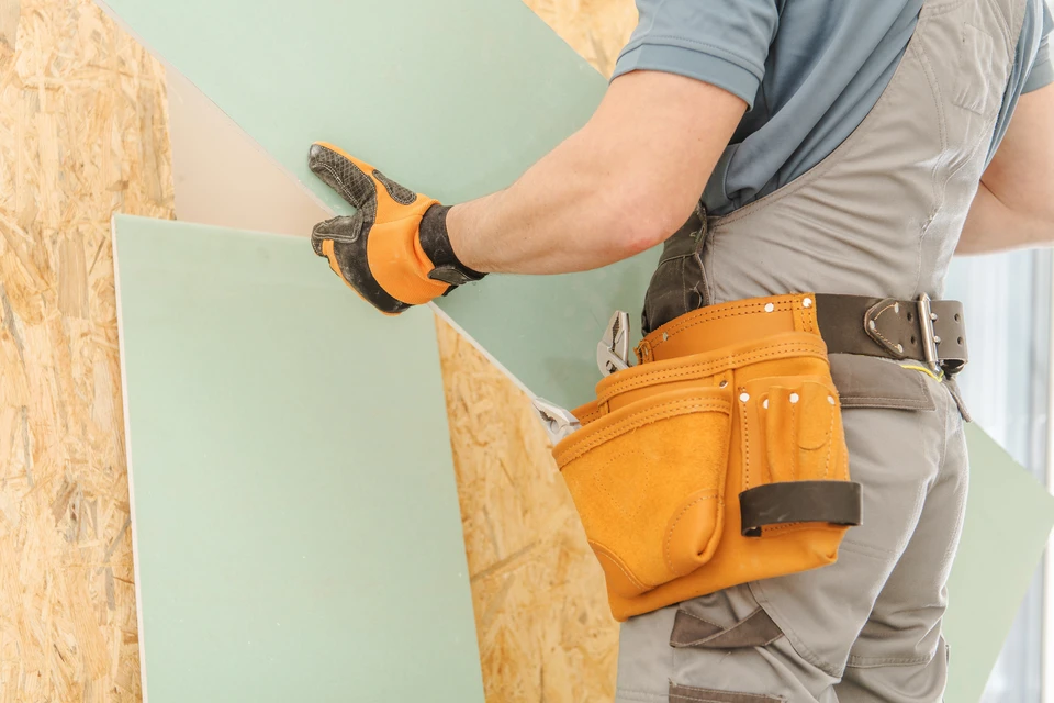 Chantier de rénovation intérieur avec cloisons sèches en cours de finition