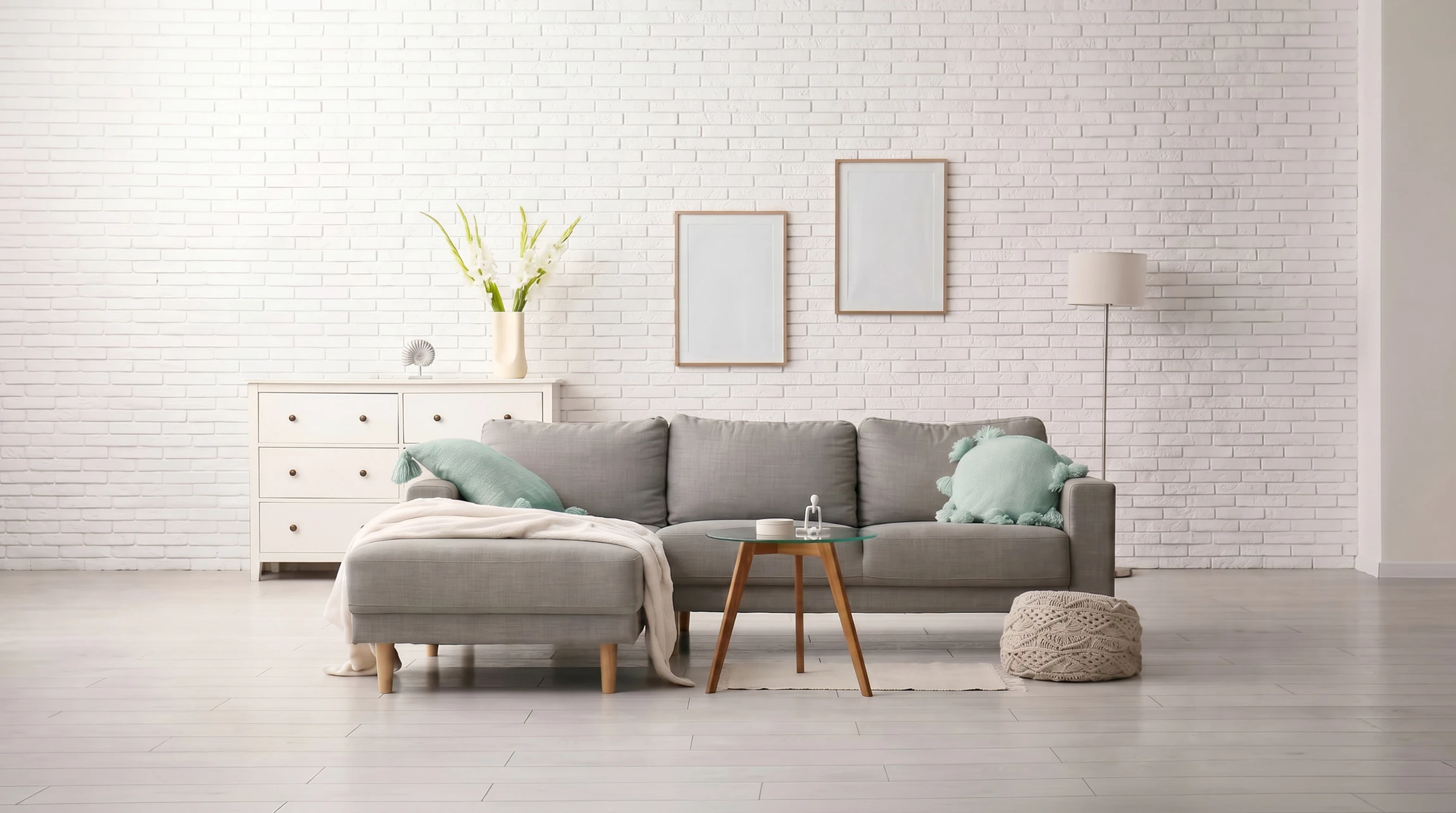 Ouvrier en salopette appliquant de l'enduit au plafond dans une pi&egrave;ce en r&eacute;novation